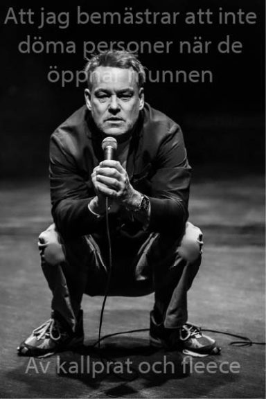 Man med mikrofon på scen, fokuserad, framför en text om att inte döma.