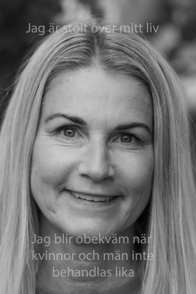 En leende kvinna med långt, ljust hår framför en suddig bakgrund.